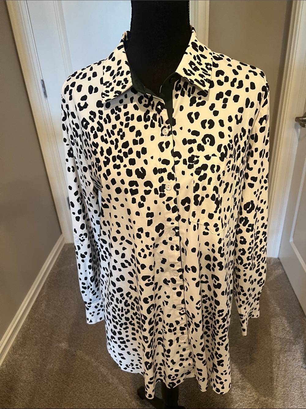 Lysse Black and White Leopard Print Button-Down Blouse Size Medium